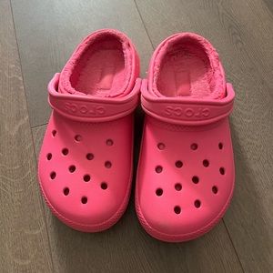 baby pink CROCS fluffy shoes size 6